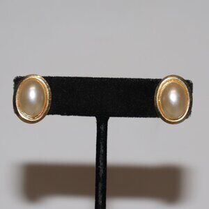 💛🤍 Vintage Gold & Pearl Oval Earrings · Post · 0.75" Tall · timeless classic
